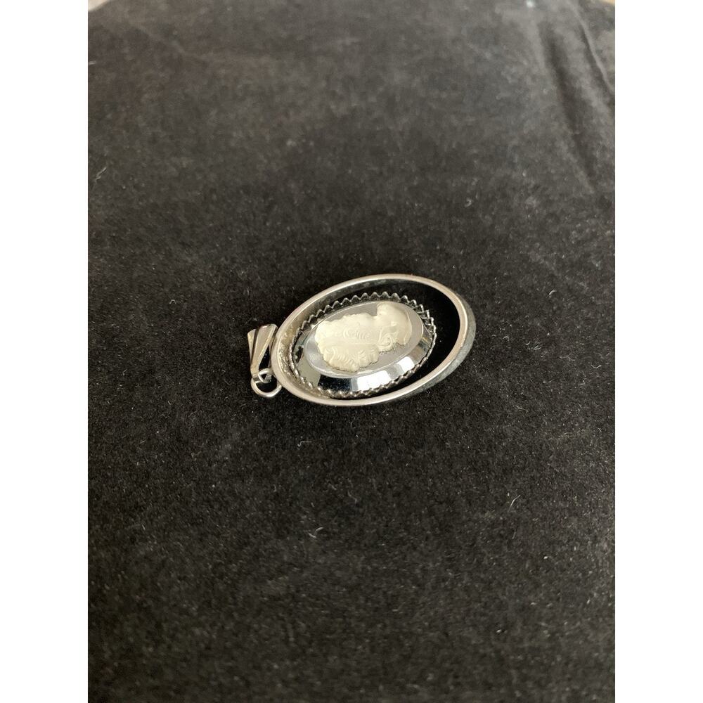 Vintage Silver Tone Cameo Pendant White Oval Elegant - Picture 3 of 9